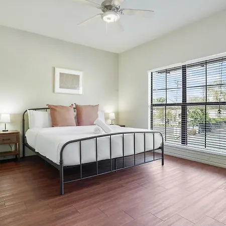 Dual Urban Oasis 8Br In Vibrant North Loop Hub Apartment